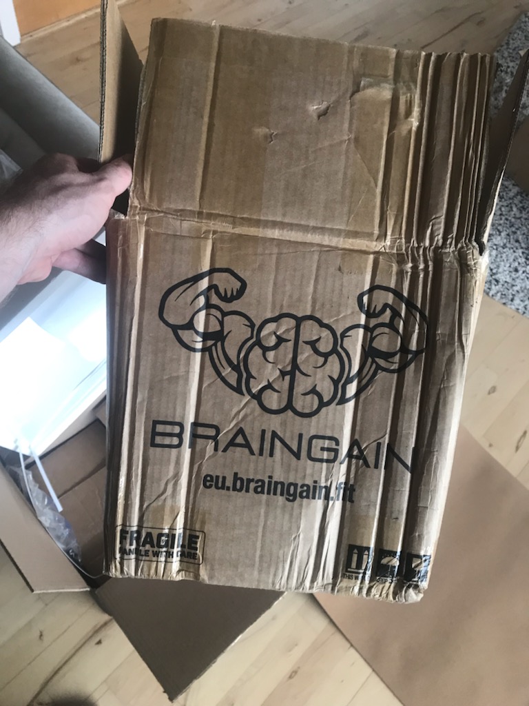 small shipping box holding weight plates for the braingain adjustable dumbbells